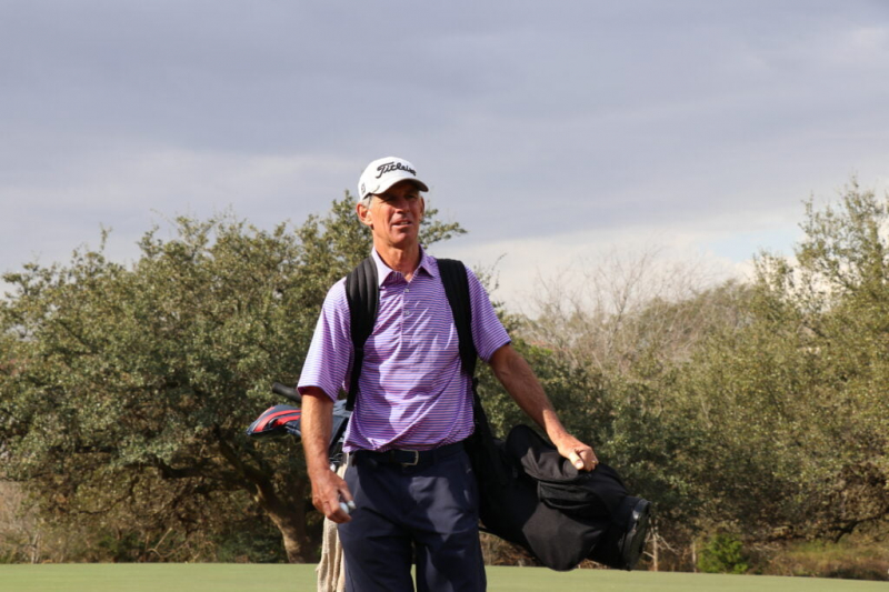 Barry Gibbons, cựu nhân sự cấp cao của IBM, đã chơi hơn 1.200 vòng golf 18 hố trong năm 2020
